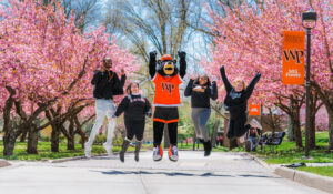 アメリカ大学のキャンパスで学生とマスコットが写っている写真