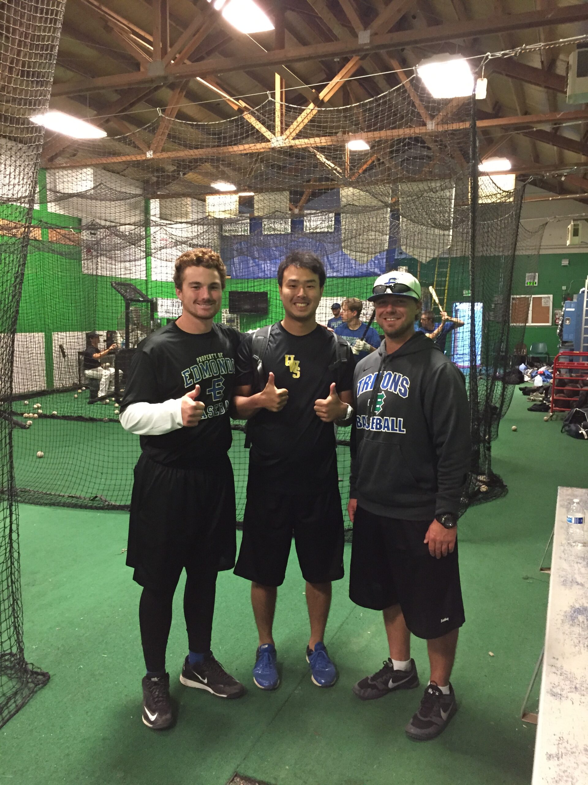 TEAM Sugi代表本間が卒業後に母校Edmonds Community Collegeを訪れ当時のチームメートとコーチと撮影した写真