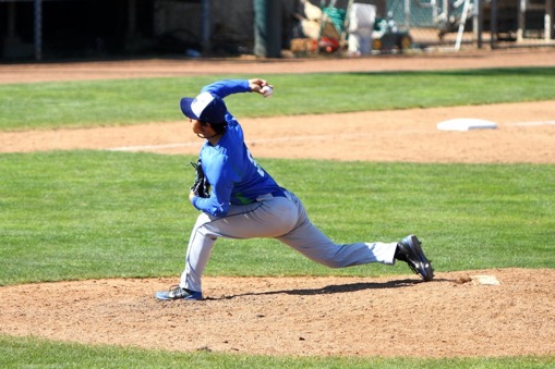 TEAM Sugi代表本間がアメリカ大学野球の公式戦で投球している写真