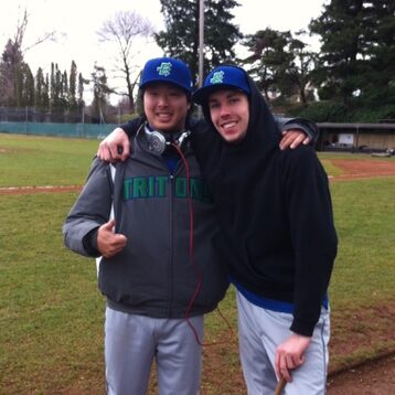 TEAM Sugi代表本間がアメリカ大学野球時代にチームメートと肩を組んでいる写真