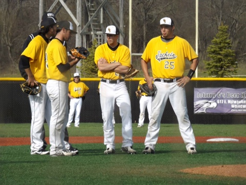 アメリカ大学野球の公式戦でタイム中にチームメートと集まっている写真