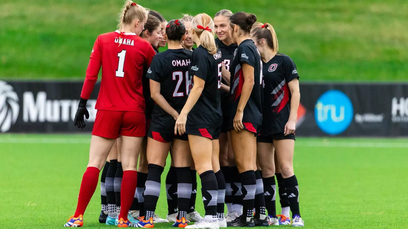 アメリカ大学女子サッカーで選手が集まっている写真