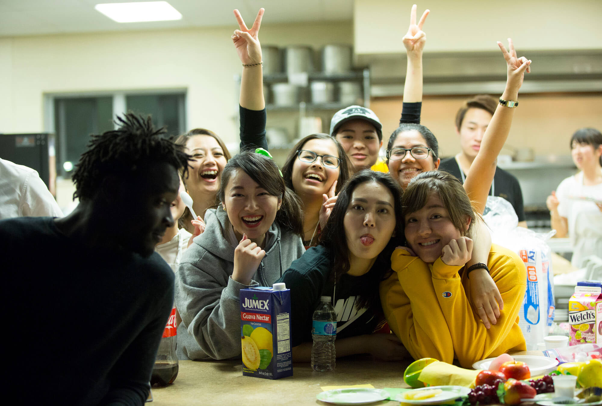 アメリカの大学キャンパス内で過ごす学生の写真
