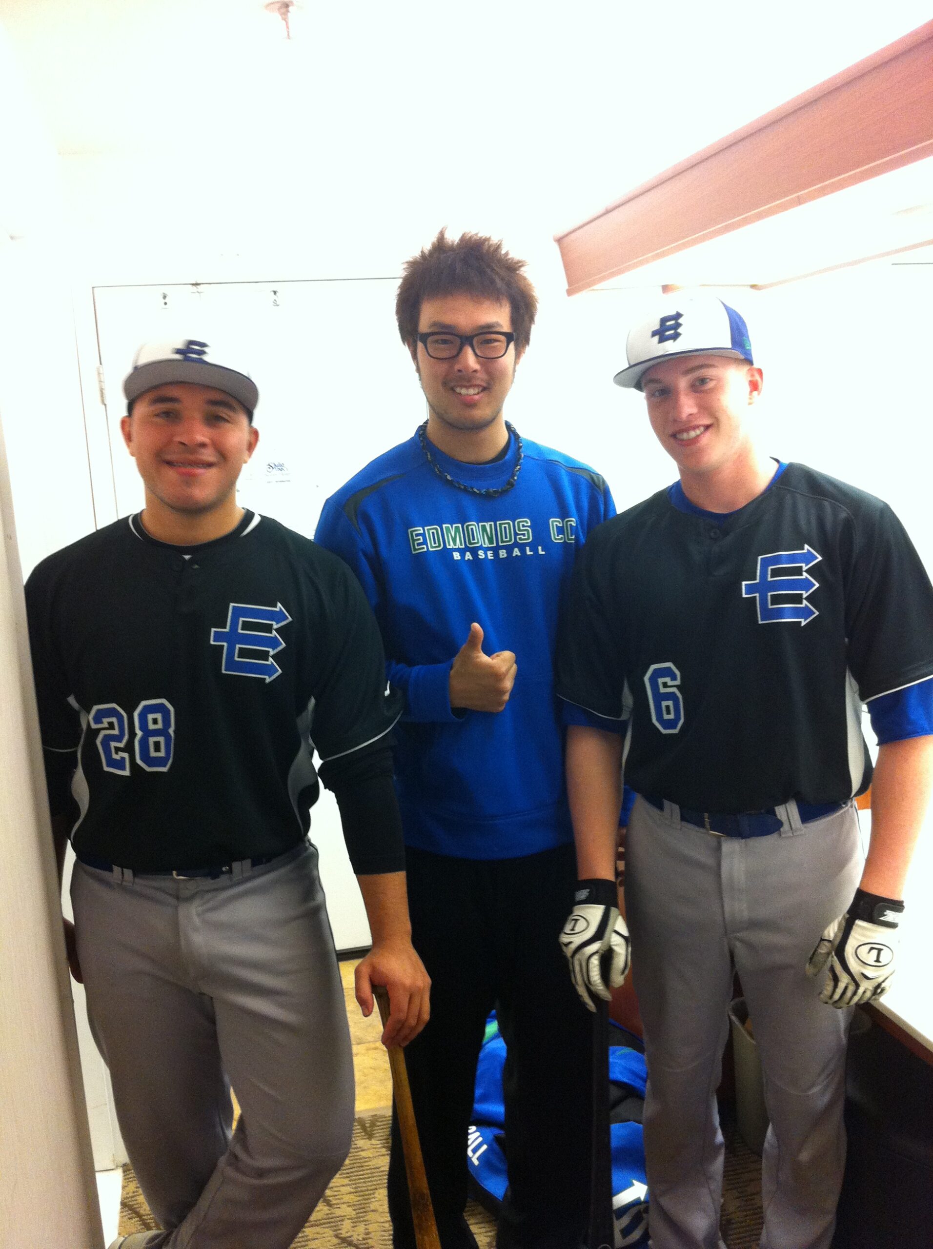 Edmonds Community College時代に野球部のチームメートと遠征先で撮影した写真